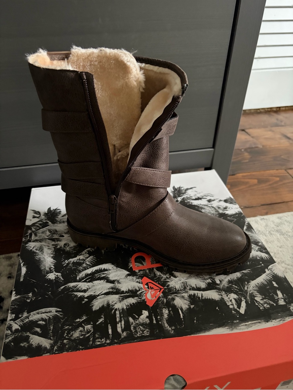 NEW Roxy Women's Lined Winter Boot 9